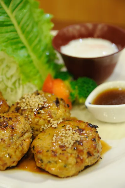 Makanan Jepang, ayam batu panggang dengan telur dan sayuran . — Stok Foto