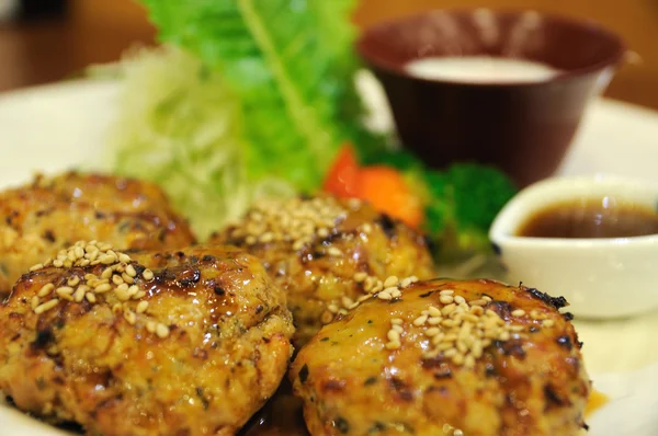 Japans eten, kip blokjes met ei en plantaardige geroosterde. — Stockfoto