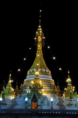 Antik altın pagoda Kuzey Tayland.