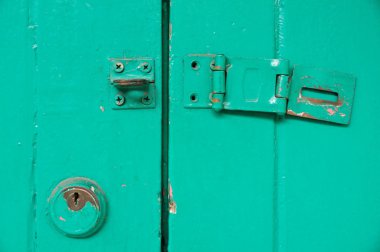 Vintage anahtar tutun ve kilitli kapı