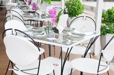 lüks yemek tablolar setleri dışında restoranlar, Tayland.