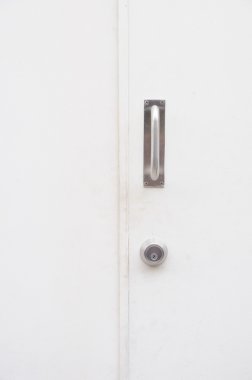 Beyaz kapı yakın ile çelik sapı ve anahtar.