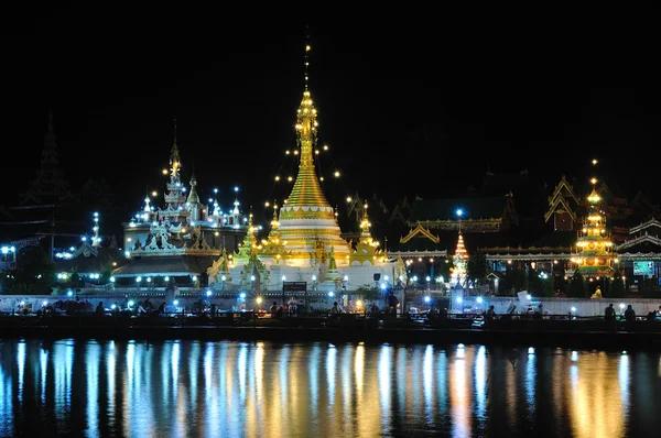 Starożytne złota pagoda północnej Tajlandii. — Zdjęcie stockowe