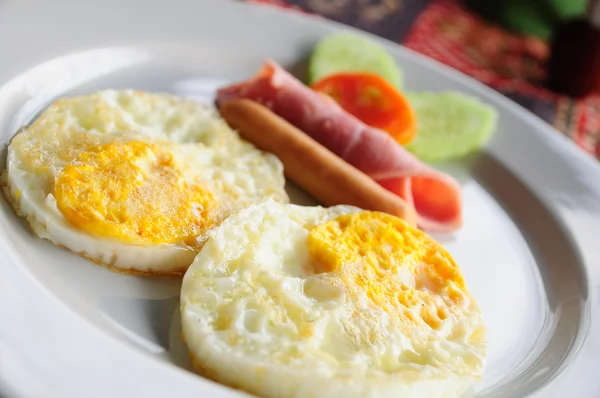 Breakfast meal, two eggs, ham and vegetables. — Stock Photo, Image