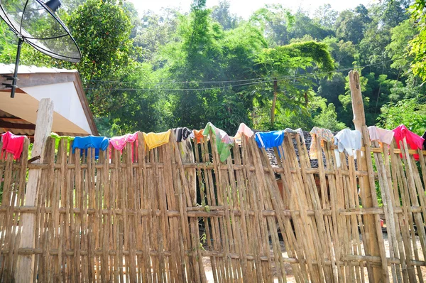 Cerca de bambú para ser línea de tela en la aldea local, norte de Tailandia . —  Fotos de Stock