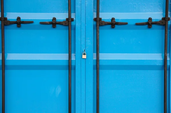 Magazijn Blauw poort vergrendeld van buiten. — Stockfoto