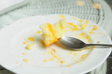 kirli pasta levhalar üzerinde rattan masa