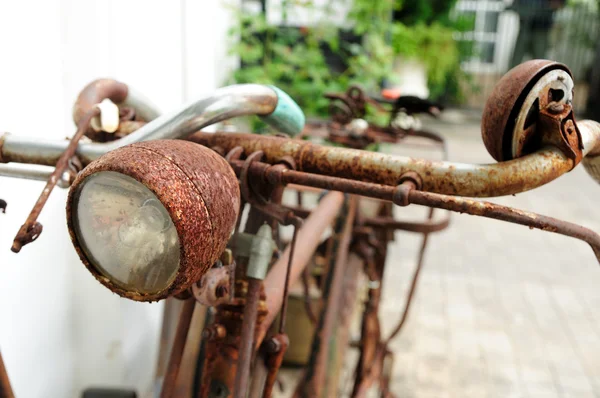 Antique and damaged bicycle — Stock Photo, Image