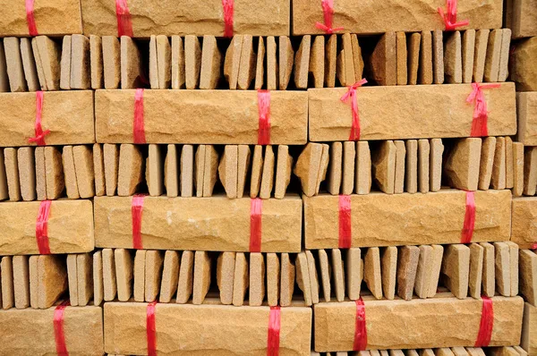 Nieuwe rode bakstenen stapel bereiden voor bouw. — Stockfoto