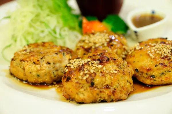 Cubes de poulet rôtis aux œufs et légumes . — Photo