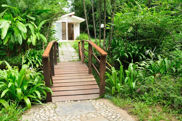 Hermosa casa patio y puentes de madera —  Fotos de Stock