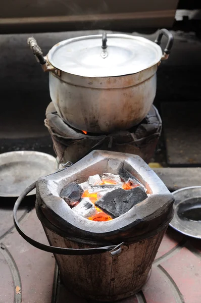 Houtskool-brazier ontslagen en koken pot. — Stockfoto