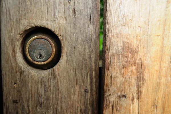 Clôture en bois marron avec trou de serrure . — Photo