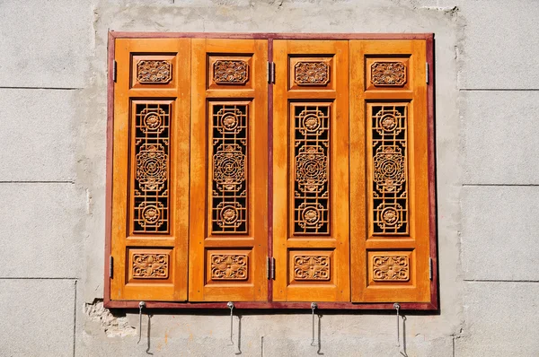 Ventanas de madera chinas cerradas en la pared —  Fotos de Stock