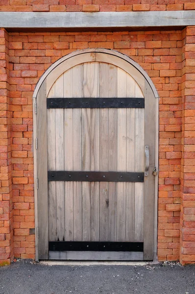 Классическая деревянная дверь — стоковое фото