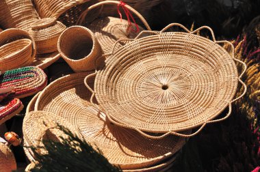 çeşitli rattan konteynerler