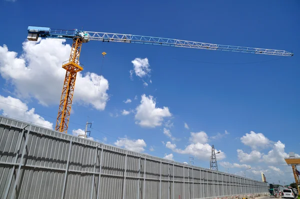 Área de construção com céu azul — Fotografia de Stock