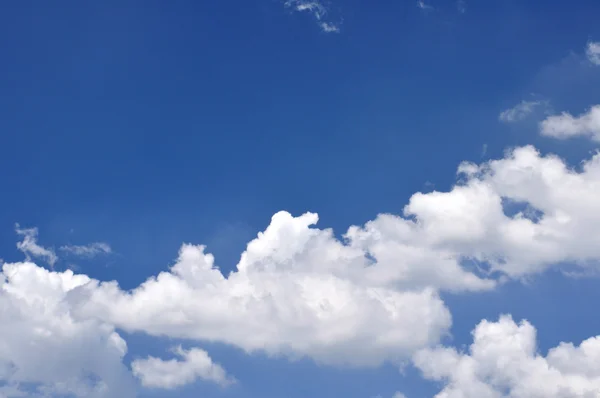 Gran nube blanca en el cielo —  Fotos de Stock