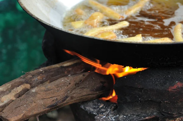 Жареная еда у местной плиты с дровами — стоковое фото