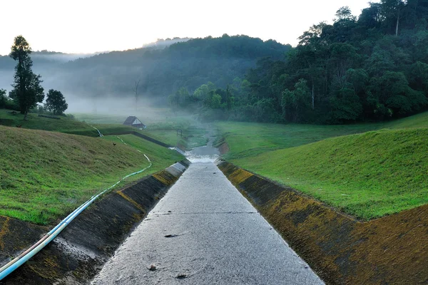 Rota de água do reservatório para a colina abaixo — Fotografia de Stock