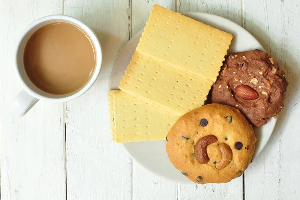 Крекеры, печенье на тарелке с кофе — стоковое фото