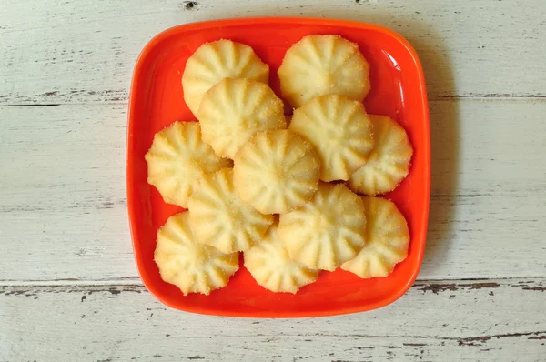 Galletas pequeñas de mantequilla en plato rojo — Foto de Stock