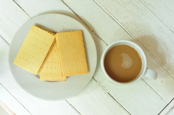 Crackers crispy cheese stuffed with pineapple and coffee — Stock Photo, Image