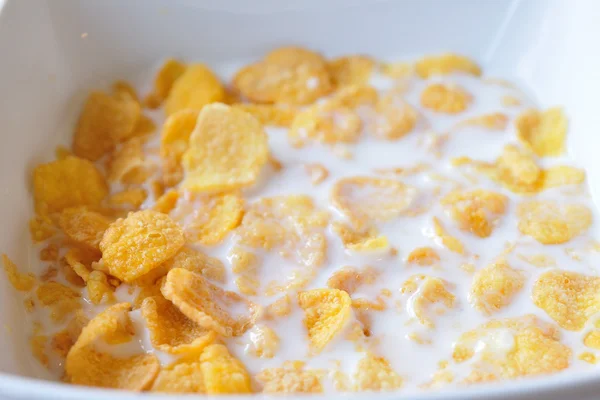 Cereali con latte fresco in ciotola . — Foto Stock