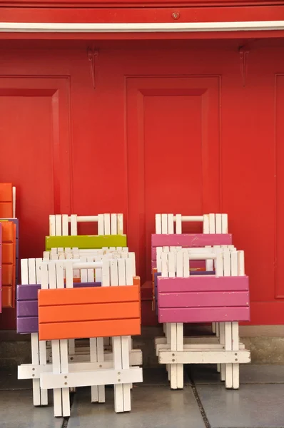 Tavoli e sedie in legno colorato — Foto Stock