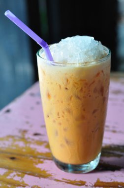 soğuk süt çay boyalı masa.