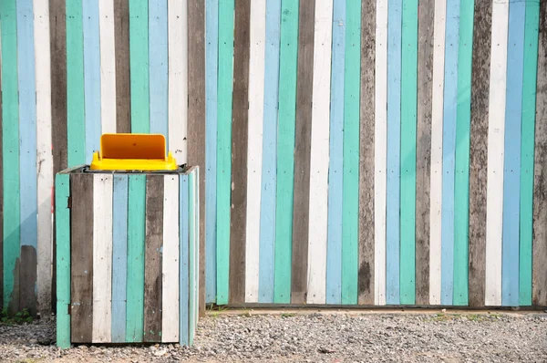 Striped wall with bin — Stock Photo, Image