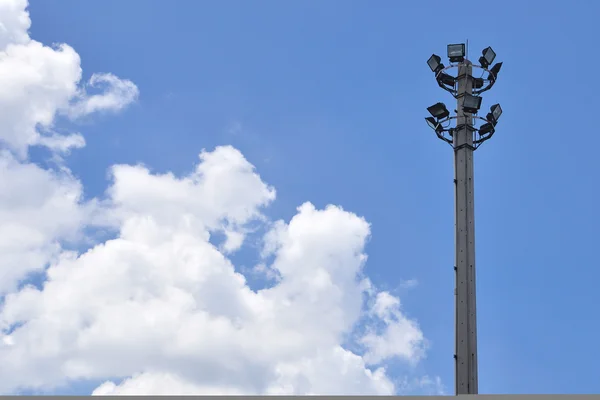 Calle poste de luz con el cielo azul —  Fotos de Stock