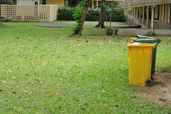 Bins no jardim — Fotografia de Stock