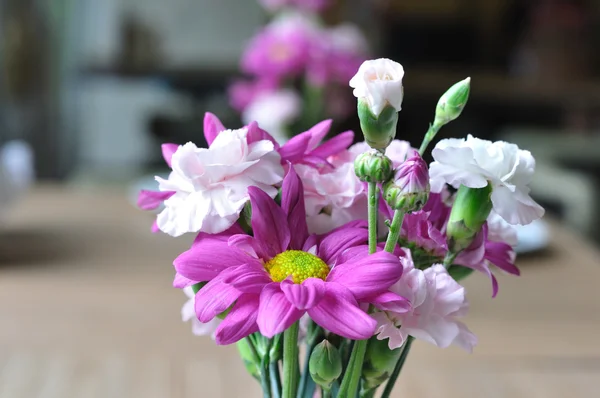 Belles fleurs sur table en bois. — Photo