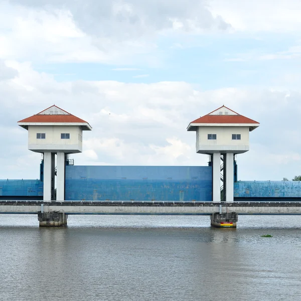 Staudammtürme in Thailand. — Stockfoto