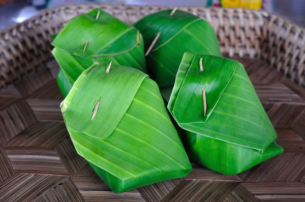 Klibbigt ris förpackade av bananblad. — Stockfoto