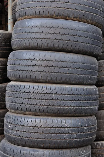Muchos neumáticos usados —  Fotos de Stock