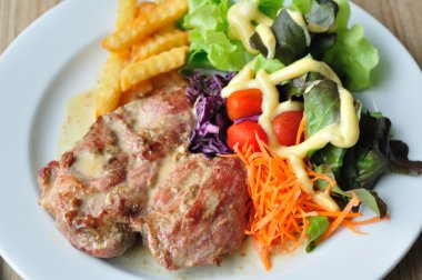 domuz biftek ile karıştırmak zerzevat ve Fransız patates kızartması