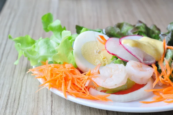 Mélange de salade avec de la chair — Photo