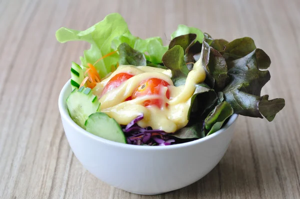 Salat mit Fruchtfleisch mischen — Stockfoto