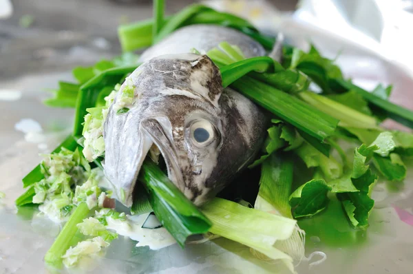 Ikan segar dengan bumbu, sayuran, bawang putih dan mentega — Stok Foto