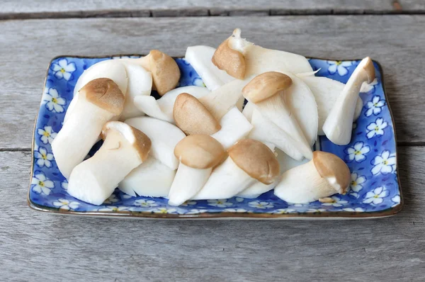 Mavi tabağına dilimlenmiş mantar