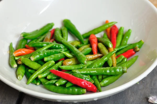 Chile tailandés rojo y verde en plato —  Fotos de Stock