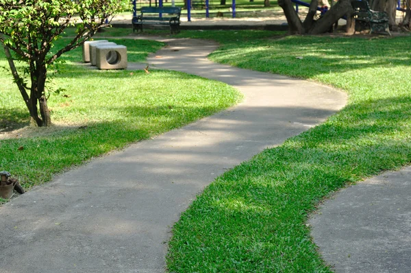 Caminar camino en el jardín — Foto de Stock