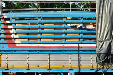 Kamyona yüklenen paketleri