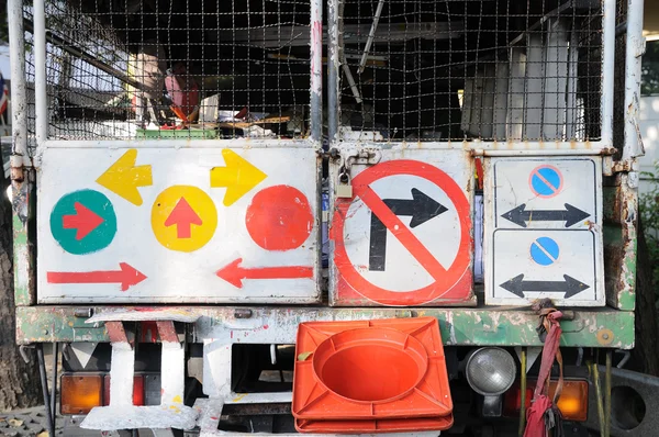 Trafikskyltar hänger ihop — Stockfoto