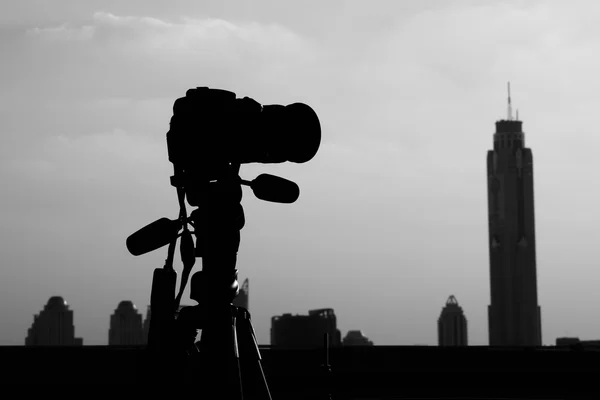 Câmera e vista da cidade — Fotografia de Stock