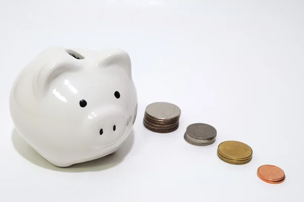 Caixa de dinheiro de porco branco com moedas — Fotografia de Stock