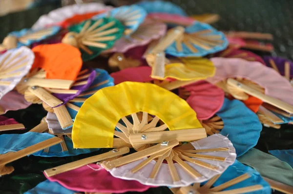 Pequeno ventilador dobrável colorido — Fotografia de Stock