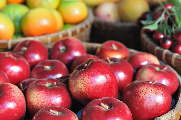 Pommes rouges dans un panier en bois — Photo